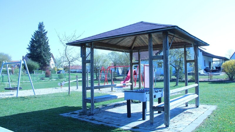 Vor sieben Jahren gebaut und noch heute genutzt: der von der Feuerwehr bei der 72-Stunden-Aktion realisierte Pavillon am Spielplatz in Radldorf.