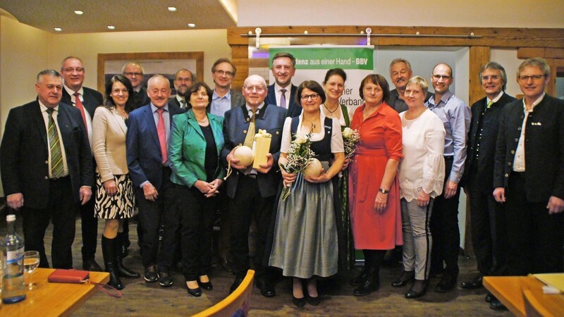 Die Geehrten, der neue Ehrenpräsident Josef Wutz und die neue Ehrenbezirksbäuerin Rita Blümel (Bildmitte), mit den Ehrengästen beim Ehrenabend in Ettmannsdorf.
