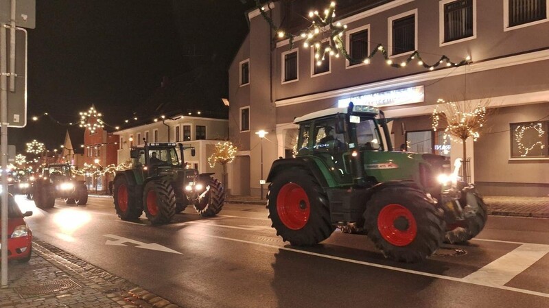 Bei der Generalprobe waren diese Woche schon hunderte Traktoren in Roding unterwegs.