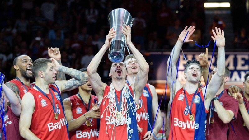 Die Hände zum Himmel: Der dritte Meistertitel in Serie ist nur ein Saisonziel der Bayern-Basketballer - ob mit oder ohne Cheerleader.