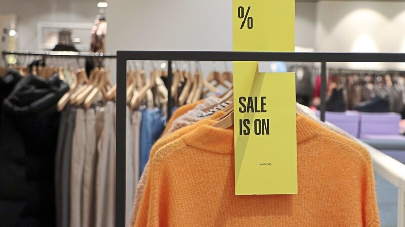 "Sale is on": Mit solchen und ähnlichen Schildern versucht der Einzelhandel die Kunden zu locken. Funktionieren tut das nicht immer.