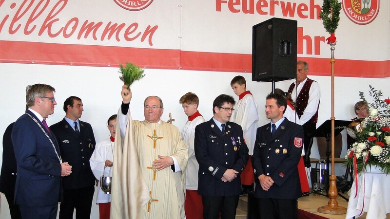 Pater Michael Rink segnete das neue Feuerwehrhaus.