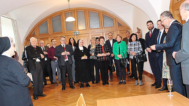 Die Gemeinderäte und viele Ehrengäste kamen zum Empfang in das Kloster Mallersdorf.