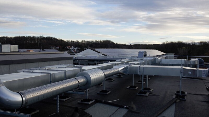 Belüftungsanlage auf dem 420 m² großen Flachdach mit künftigem Gründach.