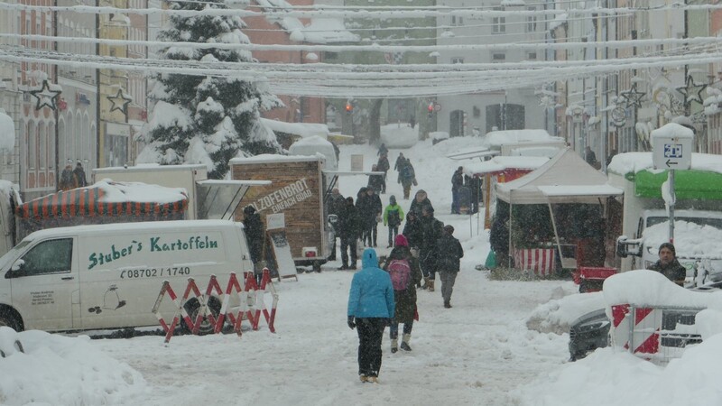 Wintereinbruch im Herbst: Den Wochenmarkt erreichte man am 2. Dezember am sichersten zu Fuß.