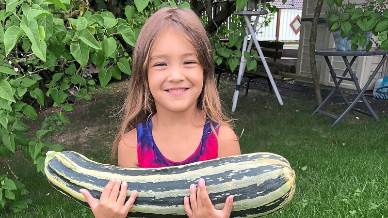 Auch Romy Thöne aus Aham ist im Gemüsebeet fündig geworden. Sie freut sich über diese riesige Zucchini.