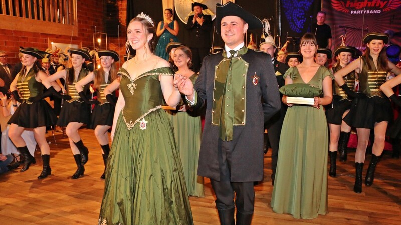 Zur Fanfarenmusik schritten Prinzessin Kathrin und Prinz Johannes in den Ballsaal.