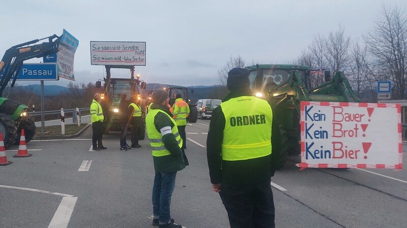 Traktoren blockierten am Montagmorgen die A 3-Auffahrt bei Kirchroth.