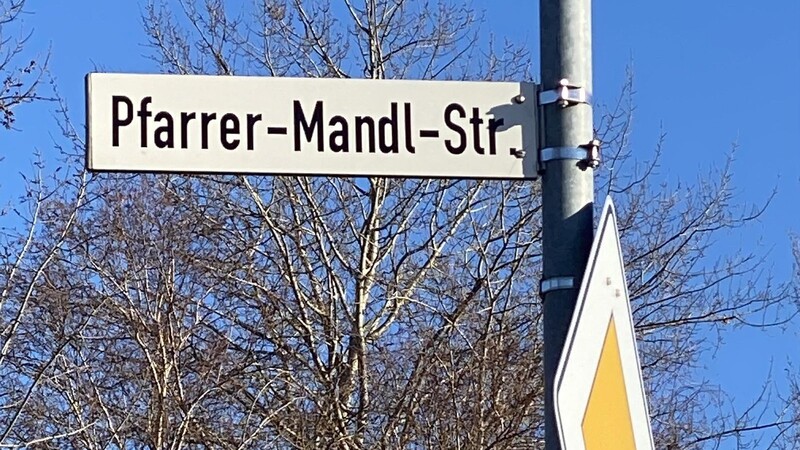An den früheren Ortsgeistlichen erinnert eine Straße.
