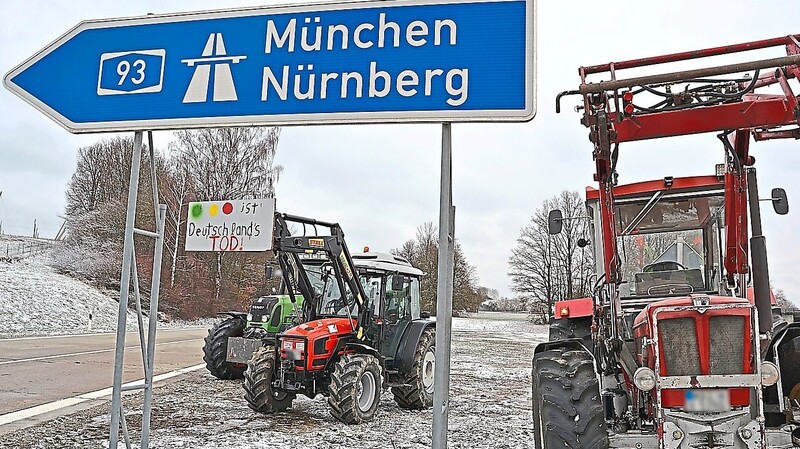Der Verkehrsknoten am Kreisel auf Höhe von Siegenburg war einer der zentralen Demoschwerpunkte im südlichen Landkreis Kelheim.