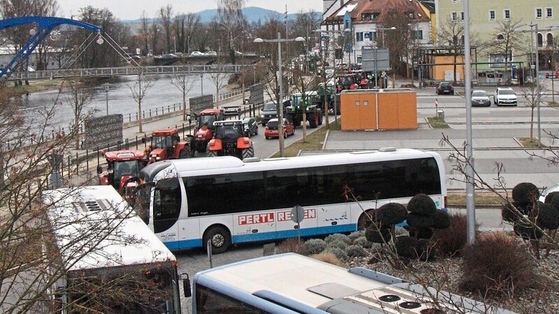 Mittags geht es am Chamer Floßhafen nur noch im Schneckentempo: Streikende Bauern bremsen mit ihren Traktoren den Schulbusverkehr aus.