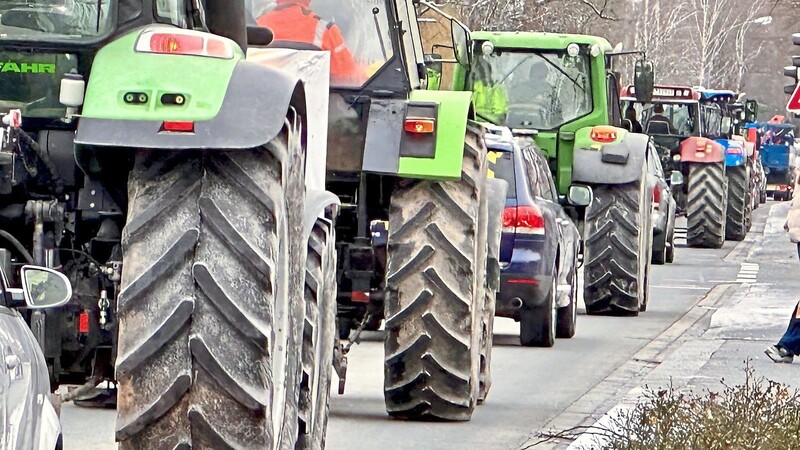 In Kolonnen fuhren Traktoren am Montagmorgen durch Stadt und Landkreis Landshut.