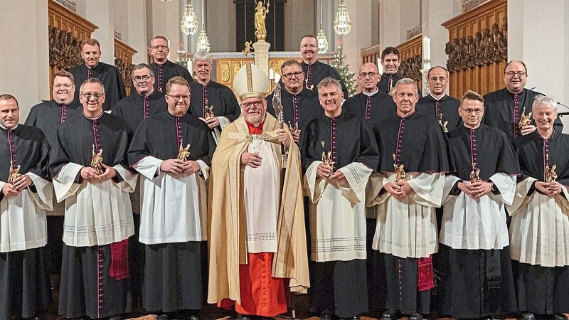 Kardinal Reinhard Marx mit den 18 neuen Dekanen des Erzbistums München und Freising, darunter Thomas Neuberger (mittlere Reihe links), der Freisinger Landkreisdekan Daniel Reichel (vordere Reihe 2v.l.), Peter Dietz (obere Reihe 2.v.l.) und Engelbert Dirnberger (vordere Reihe 3.v.r.).