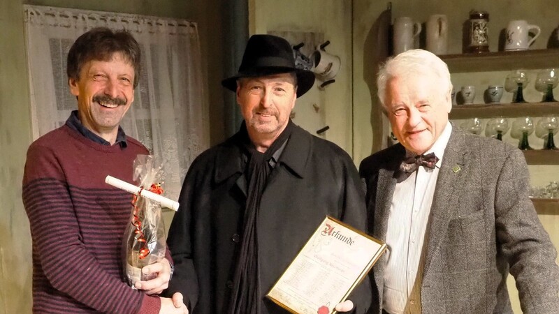 Riesen-Applaus für Wolfgang Neumeier (Mitte), den Regisseur Peter Vogl (l.) und Vorstand Hans Weiß für 300 Theatervorstellungen ehrten.