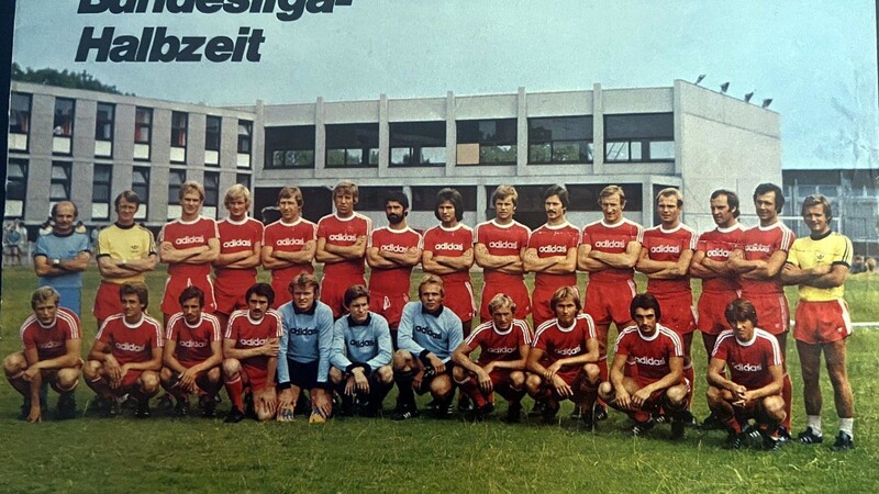 Der Kader der Saison 1976/77 in dem Willi Reisinger mit Franz Beckenbauer für den FC Bayern auflief.