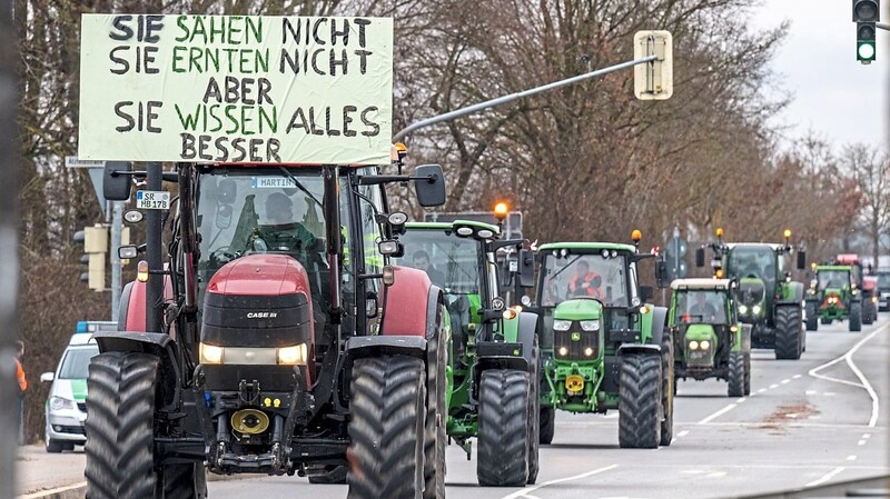 Bayernweit - wie hier beispielsweise in Straubing - waren am Montag viele Bauern mit ihren Traktoren auf der Straße und demonstrierten. Am Dienstag setzte sich der Protest deutlich ruhiger fort.