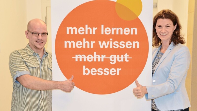 Landrätin Tanja Schweiger und Bildungsberater Torsten Tomenendal präsentieren das Projekt "Zur Mittleren Reife mit der Volkshochschule Regensburger Land".
