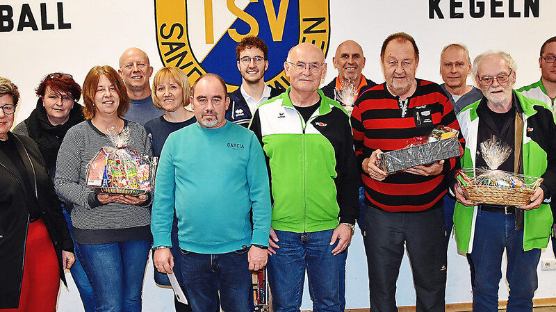 Die Sieger und Platzierten der Mainburger Stadtmeisterschaft im Kegeln, denen Schirmherrin Hannelore Langwieser (links) und TSV-Vorsitzender Timo Fuchs (rechts) recht herzlich gratulierten.
