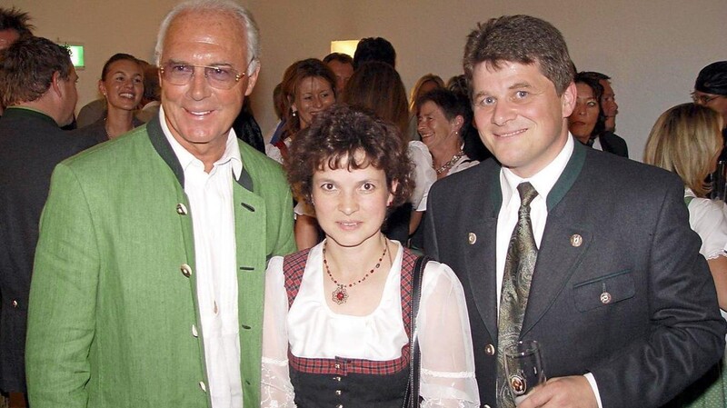 Auch Josef "Bäff" Piendl kam mit Ehefrau Vroni zu einem Schnappschuss mit Franz Beckenbauer.
