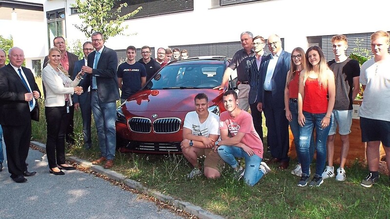 Ausbildungsleiterin Dr. Andrea Crestan übergab in Anwesenheit von Schülern, Lehrern und BMW-Vertretern die Fahrzeugschlüssel an Berufsschulleiter Reiner Sagstetter.