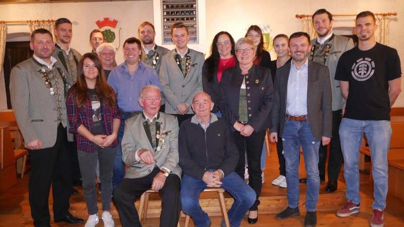 Die wiedergewählte Vorstandschaft des Schützenvereins Haus zusammen mit Bürgermeister Markus Hofmann und Gauschützenmeisterin Evi Graßl.