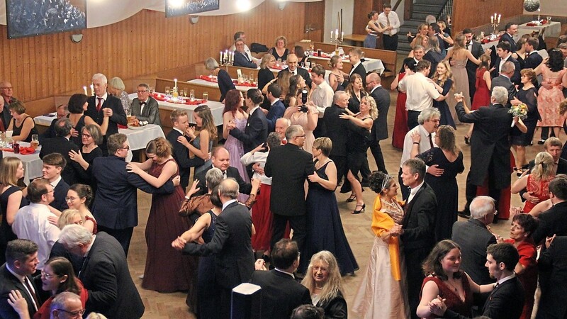 Blick auf das stets gut gefüllte Tanzparkett im Festsaal der Brauhausstuben