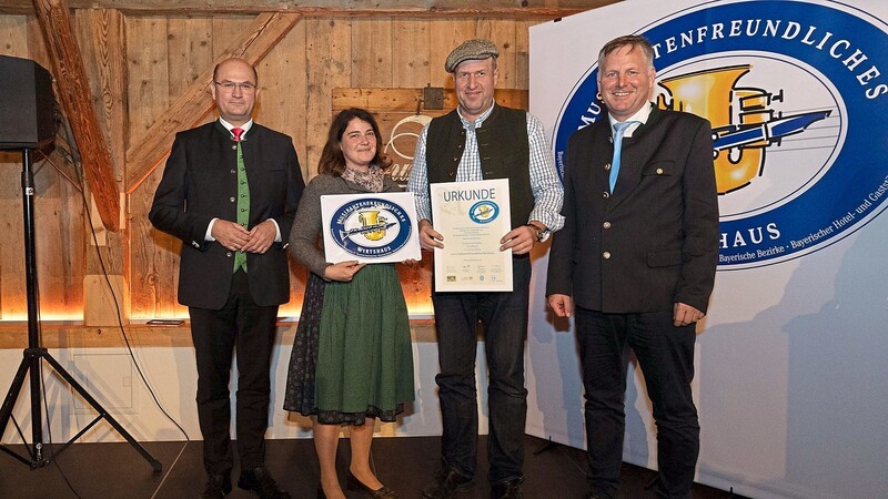 Eva und Josef Menzl bei der Auszeichnung als musikantendfreundliche Wirte im November mit Heimatminister Albert Füracker (links) und dem Vorsitzenden des Landesvereins für Heimatpflege Rudolf Neumaier.