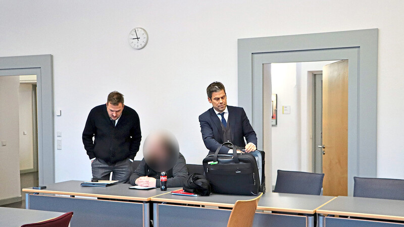 Der Mann aus dem nördlichen Landkreis sitzt auf der Anklagebank, neben ihm seine Anwälte Georg Karl und Julian Wunderlich (links). Derzeit lebt der Beschuldigte in Norddeutschland.