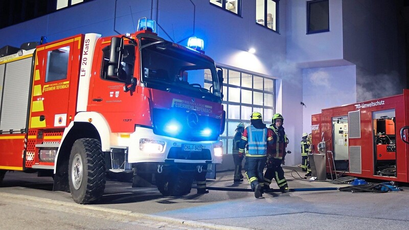Rund 100 Feuerwehrleute rückten am Mittwochabend zu einem Gefahrguteinsatz im Industriegebiet Oberkreith aus. Salzsäure war ausgetreten.