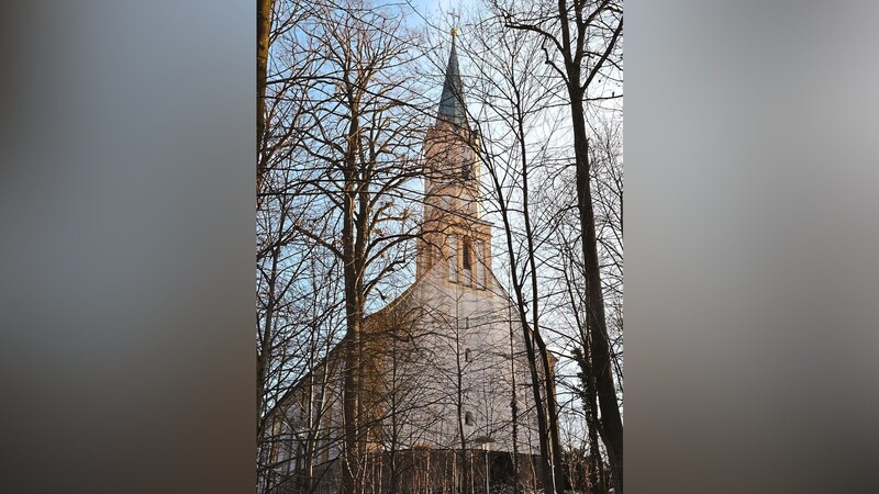 Majestätisch thront die Klosterkirche St. Salvator seit drei Jahrhunderten über Mainburg. Seit 1981 wirken von hier aus die Paulinerpatres.