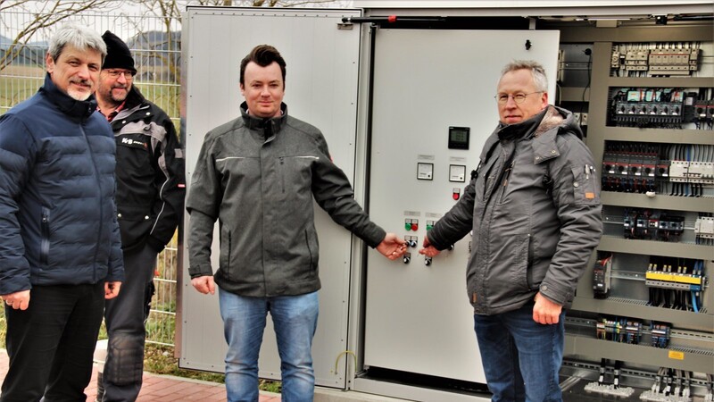 Unter Aufsicht von Bürgermeister Sandro Bauer schalteten die Mitarbeiter der Stadt, Christian Paulus und Michael Nachreiner (von links), das Pumpwerk in Ränkam ein.