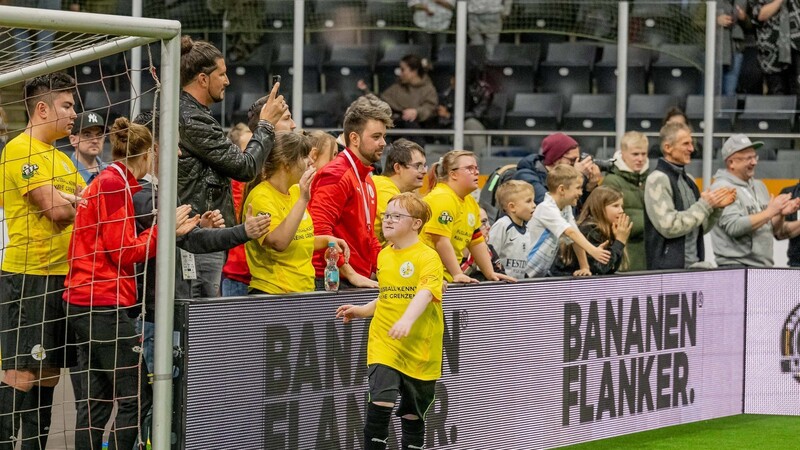 Wieder Budenzauber in Regensburg - und wieder für die gute Sache. Die Bananenflanker-Kids werden mit ihrem Einlagespiel für ein Highlight in der Donau-Arena sorgen - genauso wie die Fußball-Legenden.