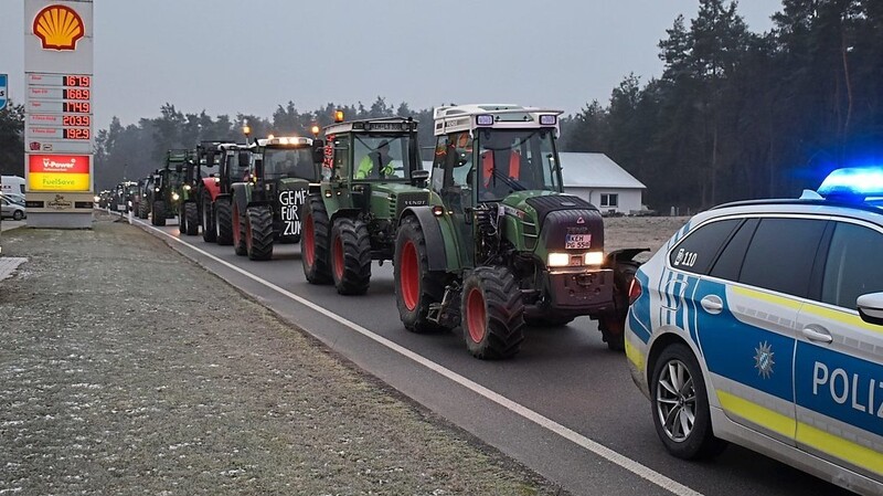 Unter Polizeibegleitung setzte sich der Traktorenkorso am frühen Freitagvormittag von Mainburg aus in Richtung Kelheim in Bewegung.