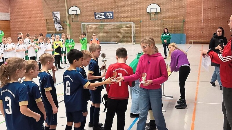 Siegerpokale und viel Applaus gab es für die Teilnehmer am 14. Haix Junior-Soccer-Cup.