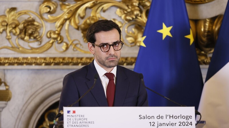 Frenkreichs neuer Außemninister Stéphane Séjourné spricht während der Übergabezeremonie vor Journalisten.