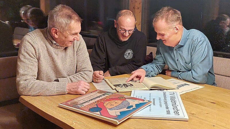 Bei der Durchsicht alter Zeitungsberichte und Protokolle werden bei Franz Kistler, Thomas Vogl und Hans Lorenz (von links) Erinnerungen wach.