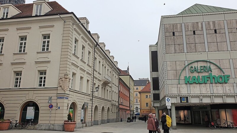 Der Edeka am Neupfarrplatz zieht einmal über die Gasse: vom Kaufhof (rechts) in die ehemalige Pohland-Filiale (links).