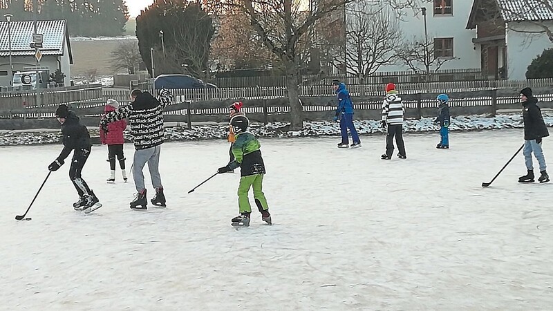 Ob Hockey oder Eislauf - Spaß ist garantiert.