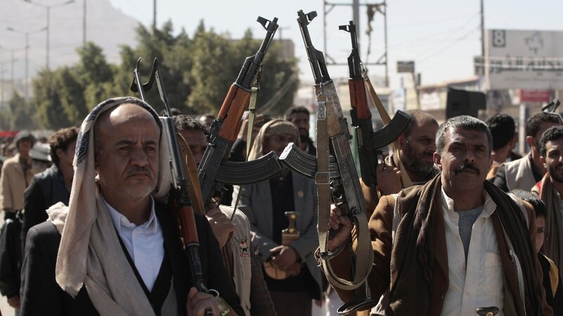 Neu rekrutierte Huthi-Kämpfer halten bei einer Zeremonie am Ende ihrer Ausbildung Waffen hoch und rufen Parolen. Die USA und Großbritannien haben mit Unterstützung weiterer Verbündeter Stellungen der Huthi-Rebellen im Jemen angegriffen.