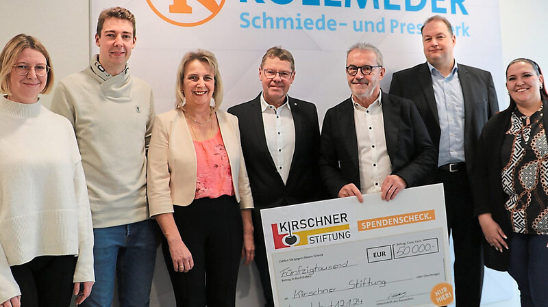 Bei der Übergabe des Schecks an die Kirschner-Stiftung: Familie Kollmeder mit Julia Kirschner (v.r.), Konrad Hargasser und Franz Kirschner.