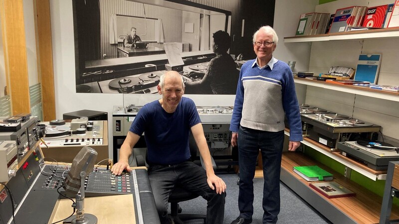 Michael Heller (rechts) freut sich über die Gäste im Rundfunkmuseum. Franz Bauer wird auch am Samstag vom fast 40 Jahre alten Mischpult aus die Übertragung steuern.