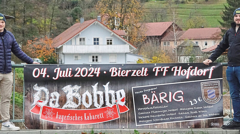 Am 4. Juli findet im Festzelt in Hofdorf ein Kabarettabend statt. Matthias Binder (rechts) und Michael Leukam haben in Wörth ein Banner aufgehängt.