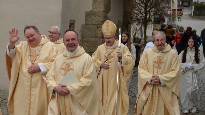 Fröhlich winkt Abt Petrus-Adrian Lerchenmüller beim Kirchenzug.