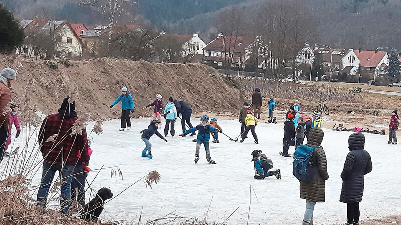 Die Eisfläche an der Bayeraldstraße lockt Kinder und Erwachsene an.