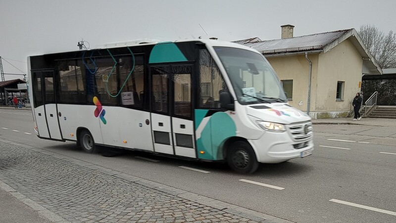 Die Kleinbusse der MVV-Regionalbuslinie 687 steuern im Zweistundentakt den Moosburger Bahnhof an, wo die Fahrgäste aus den Gemeinden Buch am Erlbach oder Wang ohne zusätzlichen Fahrschein auf den Zug nach München umsteigen können.