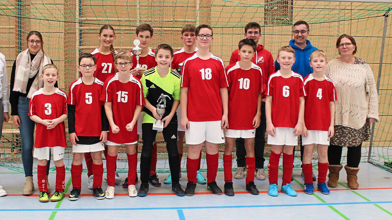 Die Siegermannschaft der Jugend Mitterfels/Haselbach freut sich über den Pokal.