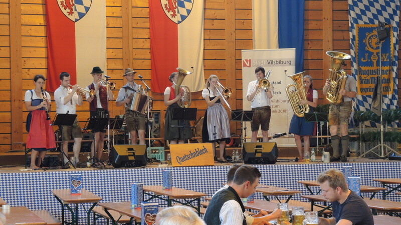 Am Sonntag spielte die Volksmusikgruppe "Quetschnblech" - allerdings war die Halle wegen der Hitze dabei fast leer.