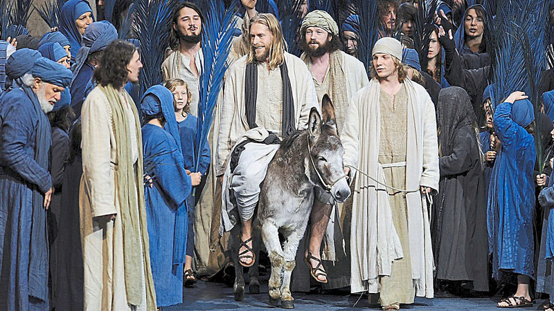 Beim Einzug nach Jerusalem sitzt der Jesus-Darsteller wie in der Bibel beschrieben auf einem Esel. Das sei tierschutzwidrig, findet Peta.