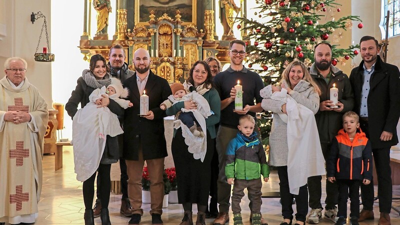 Am Sonntag waren es drei Kinder, denen Monsignore Augustin Sperl in der Pfarrkirche in Blaibach das Sakrament der Taufe spenden durfte.