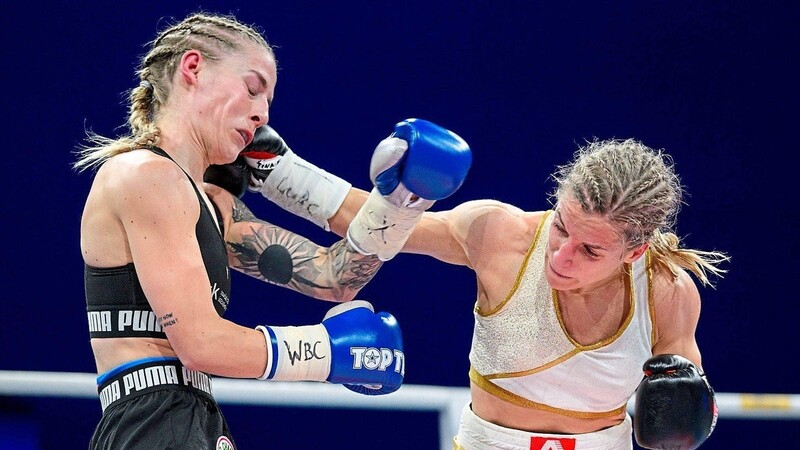 Energisch und beherzt geht Tina Rupprecht (rechts) nach vorne, baut Druck auf und drängt ihre Gegnerin, die amtierende WBC-Weltmeisterin Fabiana Bytyqi, immer wieder in die Seile.